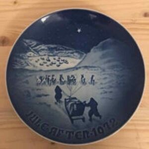 Royal Copenhagen,‎ Christmas plate, 1972 Christmas in Greenland EUC